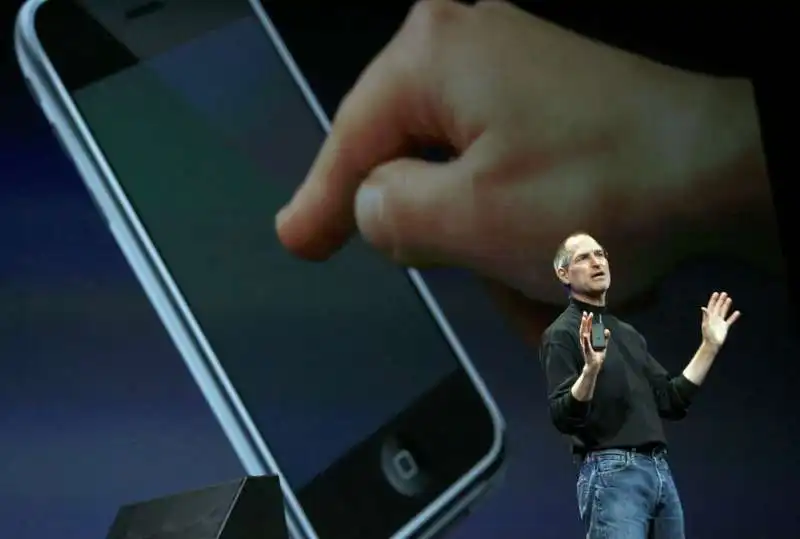 steve jobs presenta il primo iphone 13