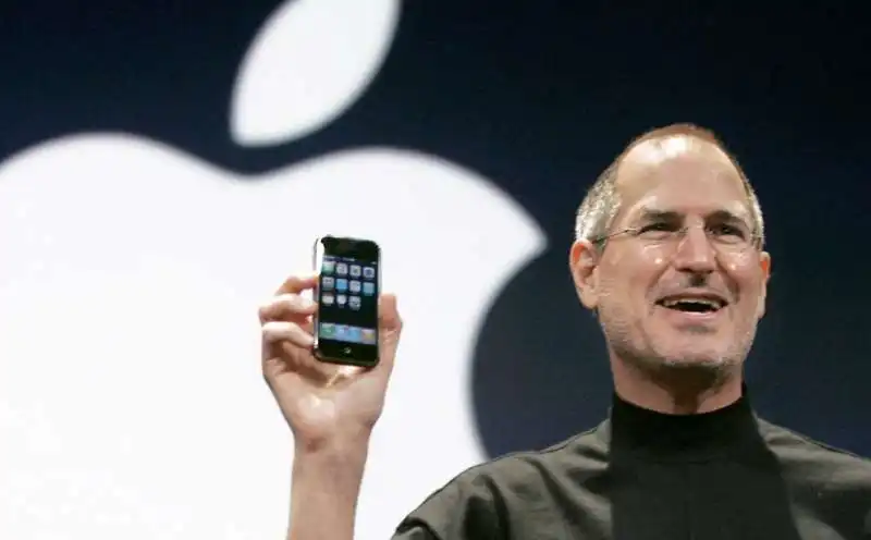 steve jobs presenta il primo iphone 2