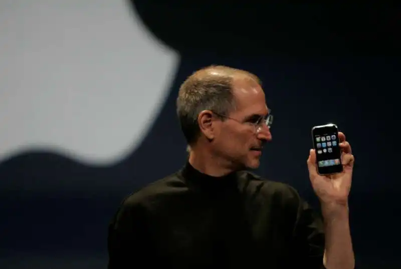 steve jobs presenta il primo iphone 5