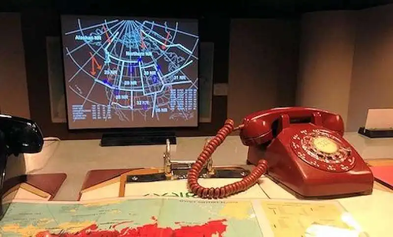 TELEFONO ROSSO GUERRA FREDDA