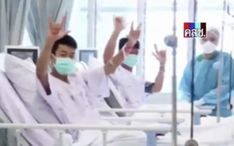 thailandia, i ragazzi salvati dall grotta in ospedale 5