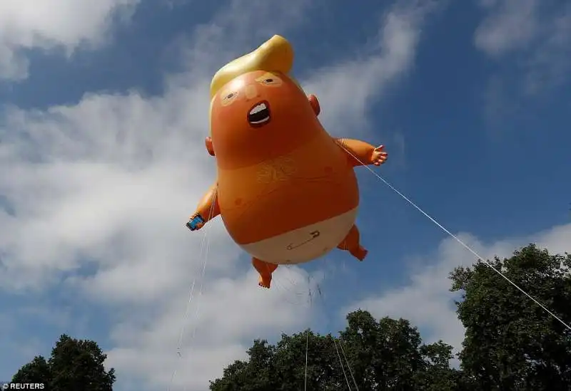 trump baby gonfiabile 3