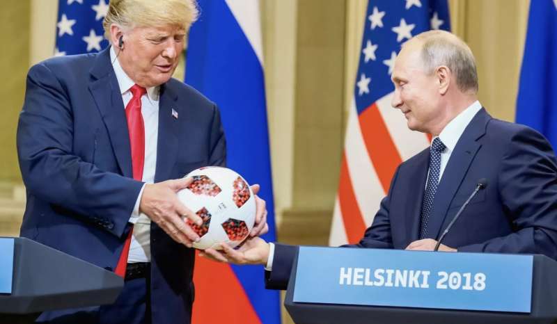 TRUMP PUTIN PALLONE