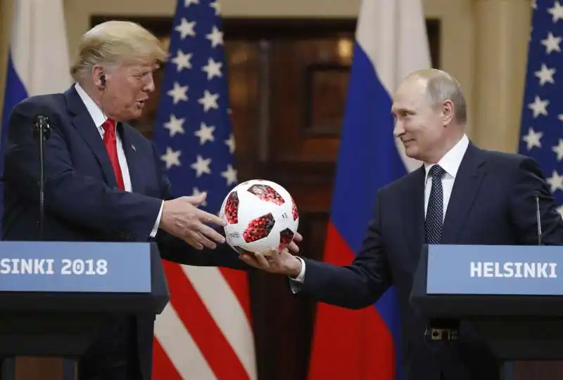 vladimir putin regala una palla del mondiale a trump