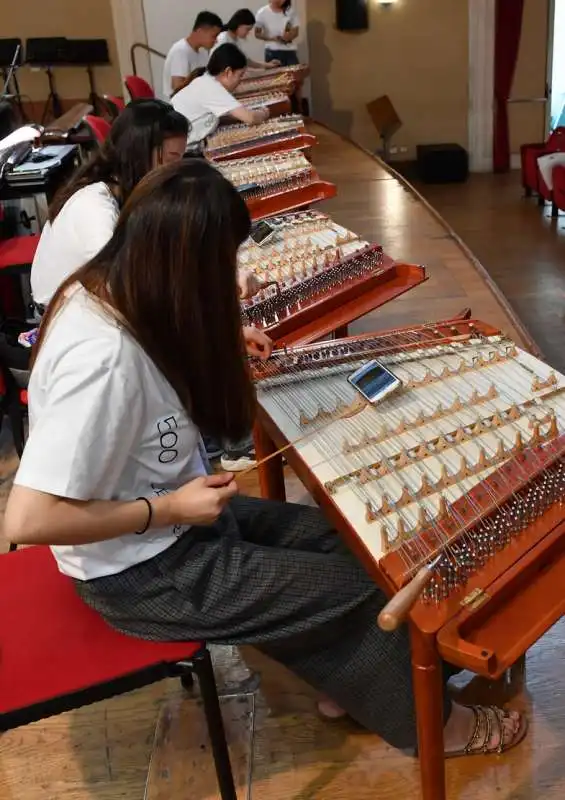 allievi del conservatorio di santa cecilia provano gli strumenti prima del concerto foto di bacco