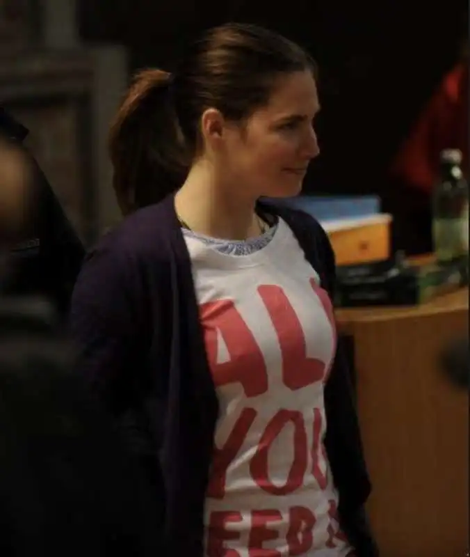 amanda knox in tribunale con la t shirt con scritto all you need is love 1