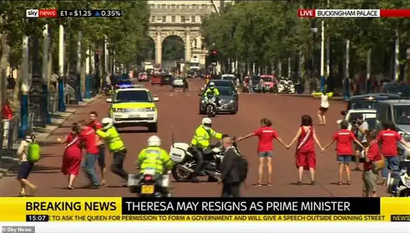 ambientalisti protestano contro boris johnson