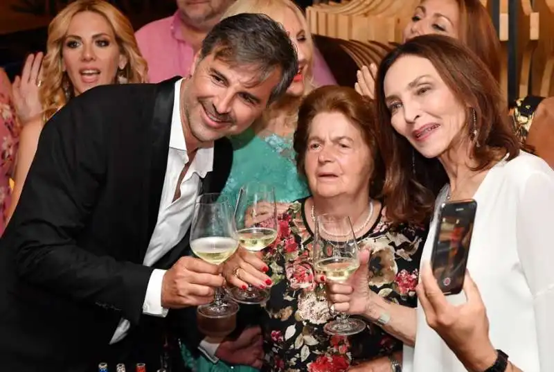 beppe convertini con la mamma grazia e maria rosaria omaggio foto di bacco