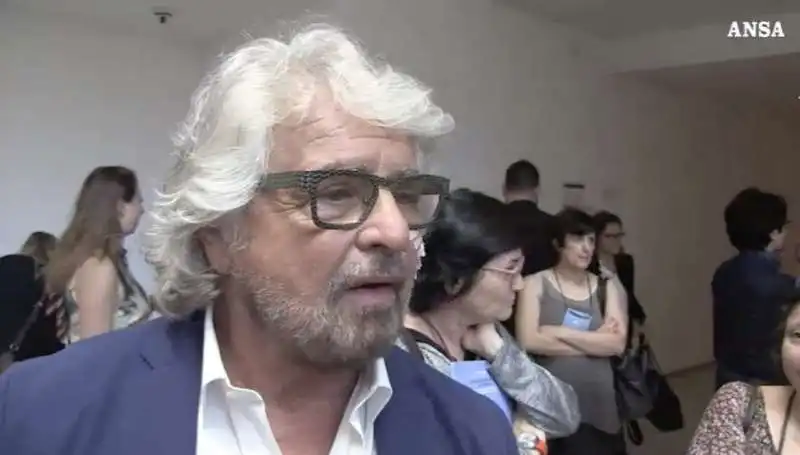 BEPPE GRILLO A UN INCONTRO DELLA NOVAMONT ATTACCA I GIORNALISTI