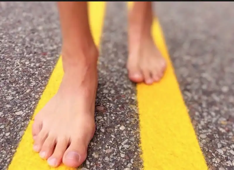 camminare a piedi nudi