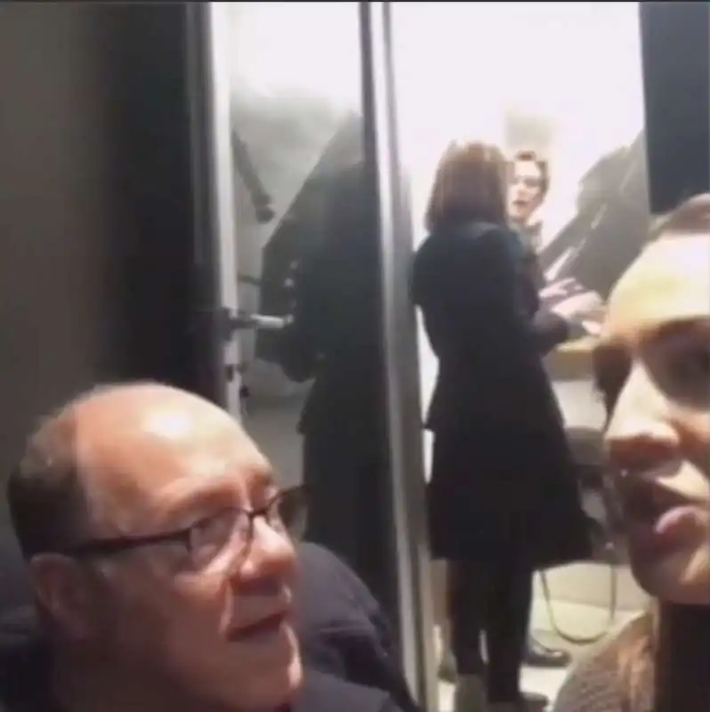 carlo verdone con francesca manzini che imita monica bellucci 5