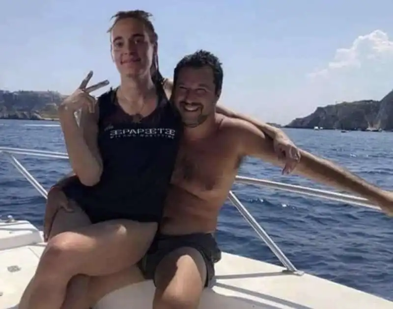 MEME - CAROLA RACKETE COME LA ISOARDI IN BRACCIO A SALVINI