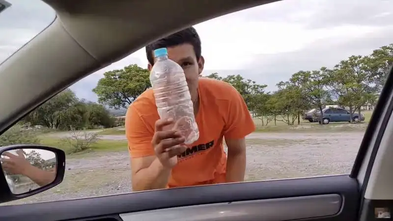 come rubare una macchina con una bottiglia di plastica 2