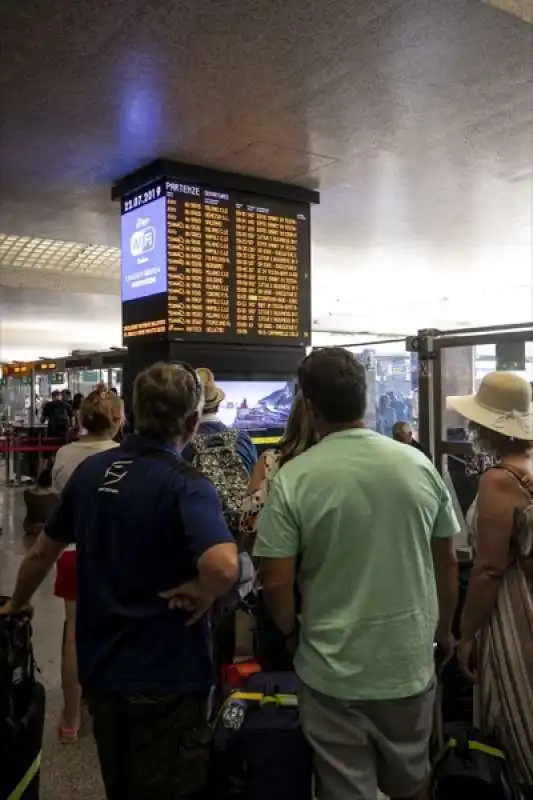 disagi e ritardi alla stazione termini dopo l'incendio a firenze rovezzano 11