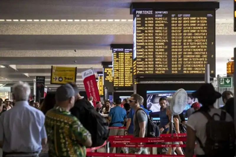 disagi e ritardi alla stazione termini dopo l'incendio a firenze rovezzano 13