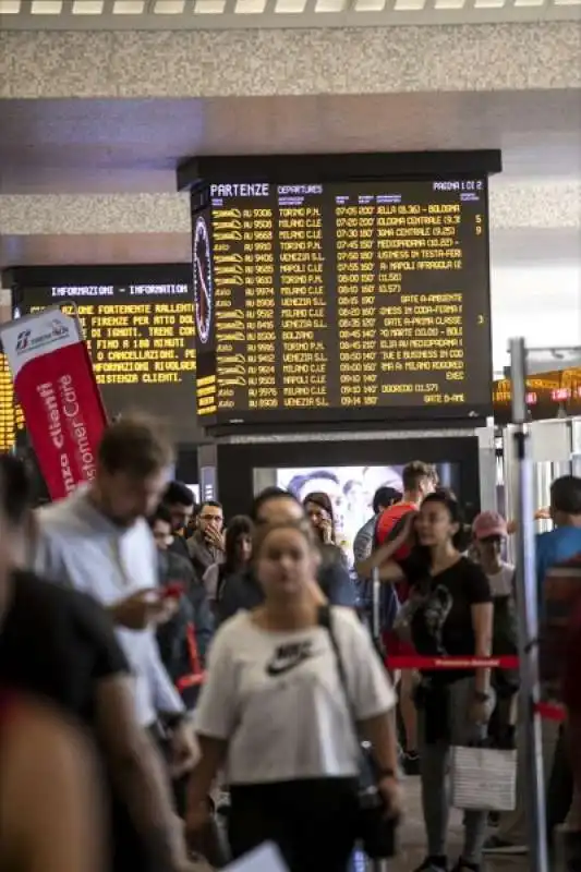 disagi e ritardi alla stazione termini dopo l'incendio a firenze rovezzano 14