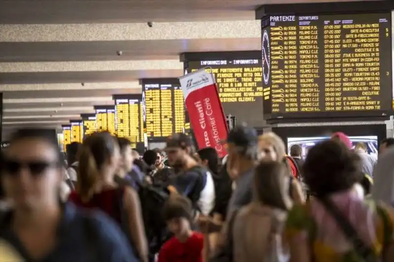 disagi e ritardi alla stazione termini dopo l'incendio a firenze rovezzano 15