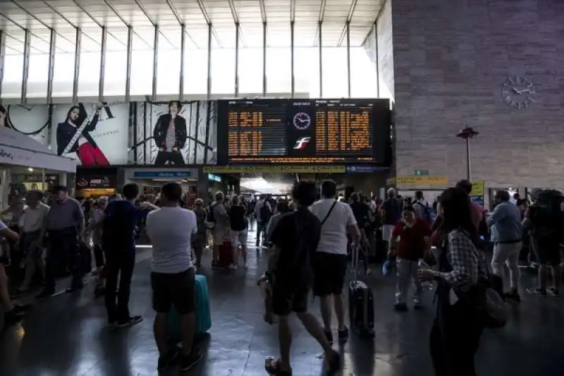 disagi e ritardi alla stazione termini dopo l'incendio a firenze rovezzano 2