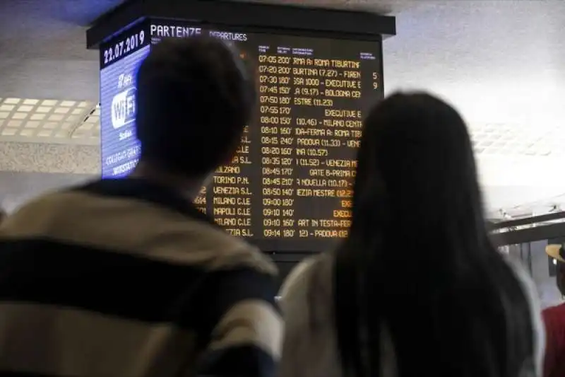 disagi e ritardi alla stazione termini dopo l'incendio a firenze rovezzano 22