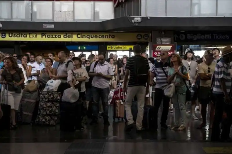 disagi e ritardi alla stazione termini dopo l'incendio a firenze rovezzano 23