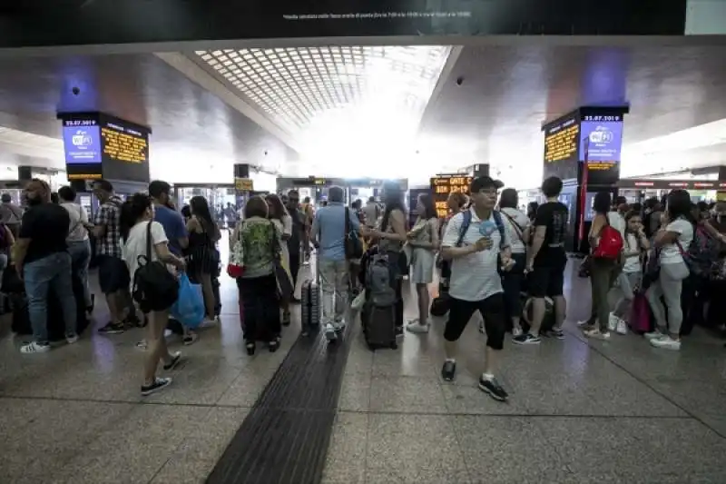 disagi e ritardi alla stazione termini dopo l'incendio a firenze rovezzano 25