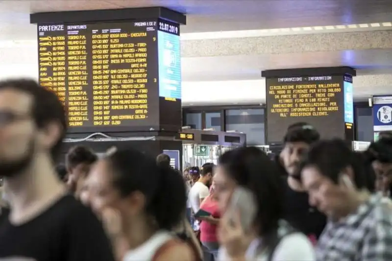 disagi e ritardi alla stazione termini dopo l'incendio a firenze rovezzano 27