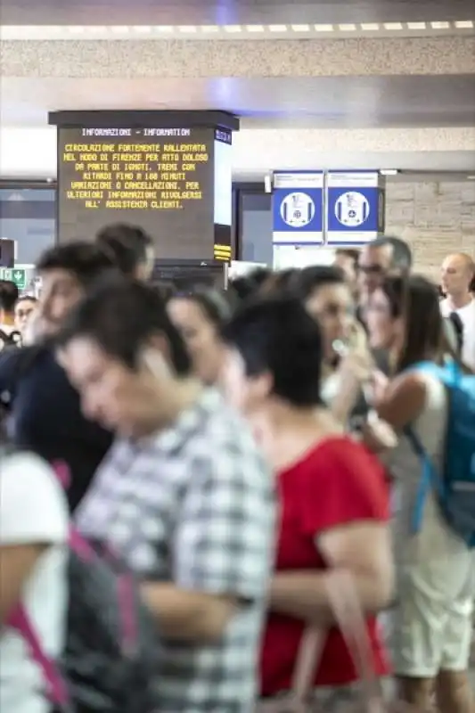 disagi e ritardi alla stazione termini dopo l'incendio a firenze rovezzano 28