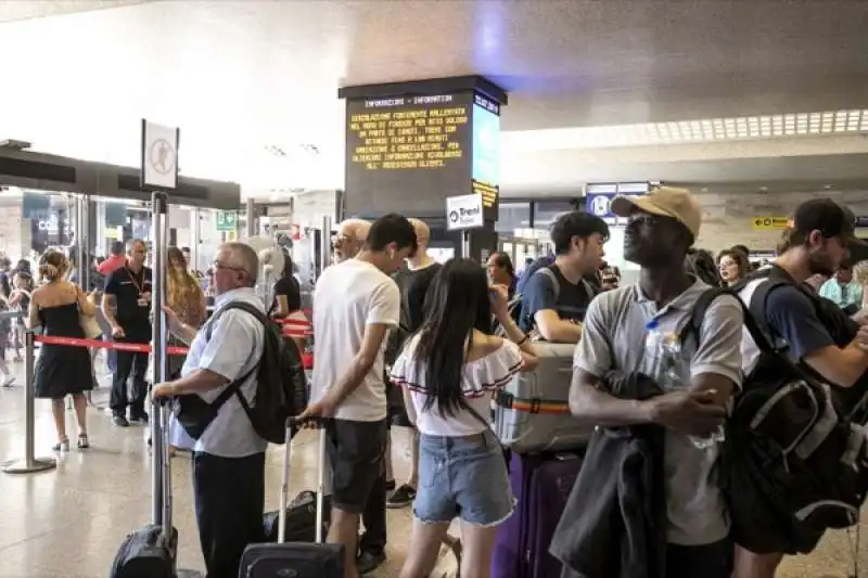 disagi e ritardi alla stazione termini dopo l'incendio a firenze rovezzano 29