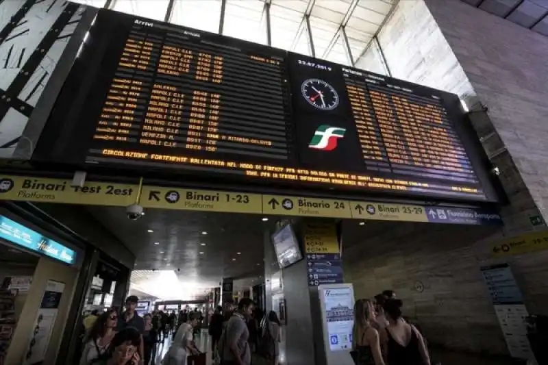 disagi e ritardi alla stazione termini dopo l'incendio a firenze rovezzano 31