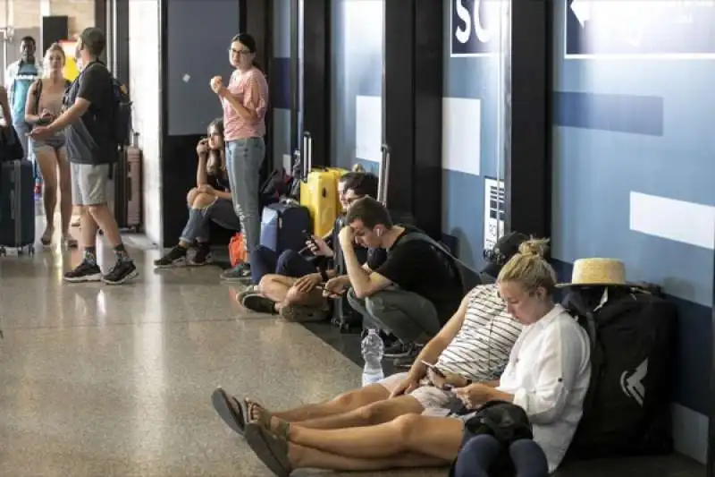 disagi e ritardi alla stazione termini dopo l'incendio a firenze rovezzano 32