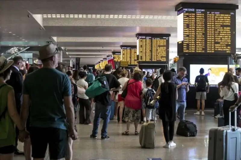 disagi e ritardi alla stazione termini dopo l'incendio a firenze rovezzano 33