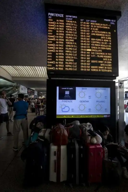 disagi e ritardi alla stazione termini dopo l'incendio a firenze rovezzano 39