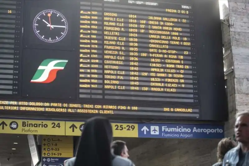 disagi e ritardi alla stazione termini dopo l'incendio a firenze rovezzano 4