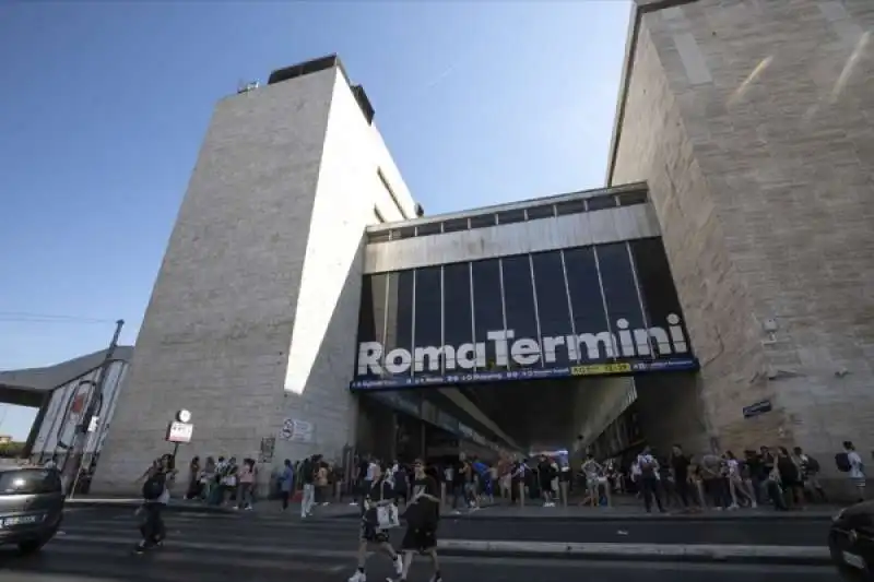 disagi e ritardi alla stazione termini dopo l'incendio a firenze rovezzano 43