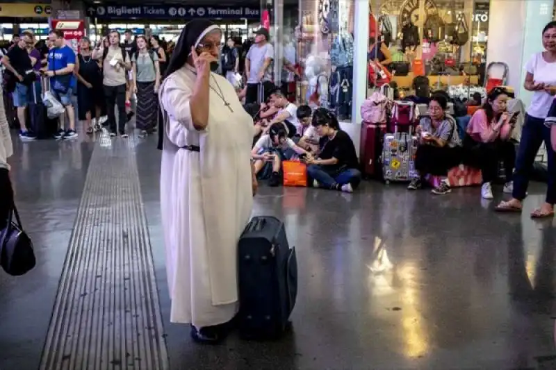 disagi e ritardi alla stazione termini dopo l'incendio a firenze rovezzano 45