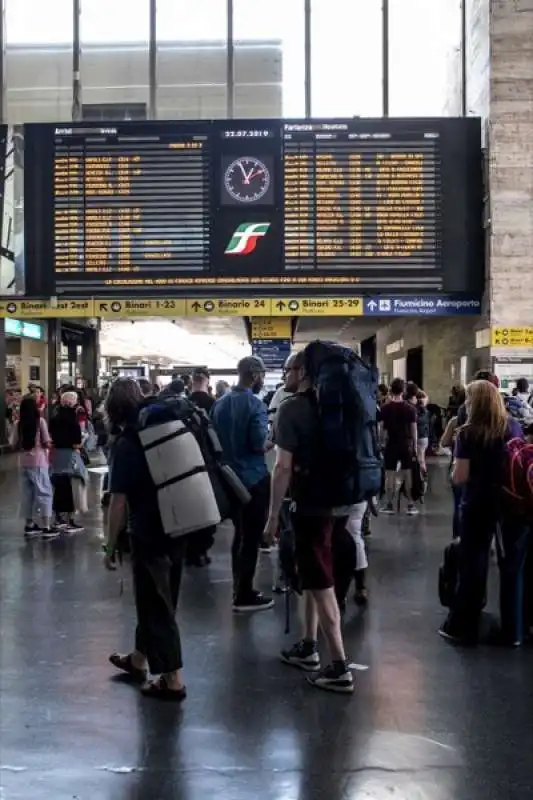 disagi e ritardi alla stazione termini dopo l'incendio a firenze rovezzano 48