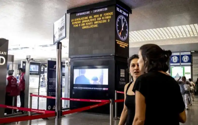 disagi e ritardi alla stazione termini dopo l'incendio a firenze rovezzano 50