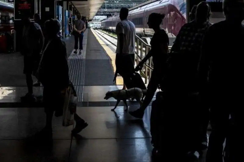 disagi e ritardi alla stazione termini dopo l'incendio a firenze rovezzano 65