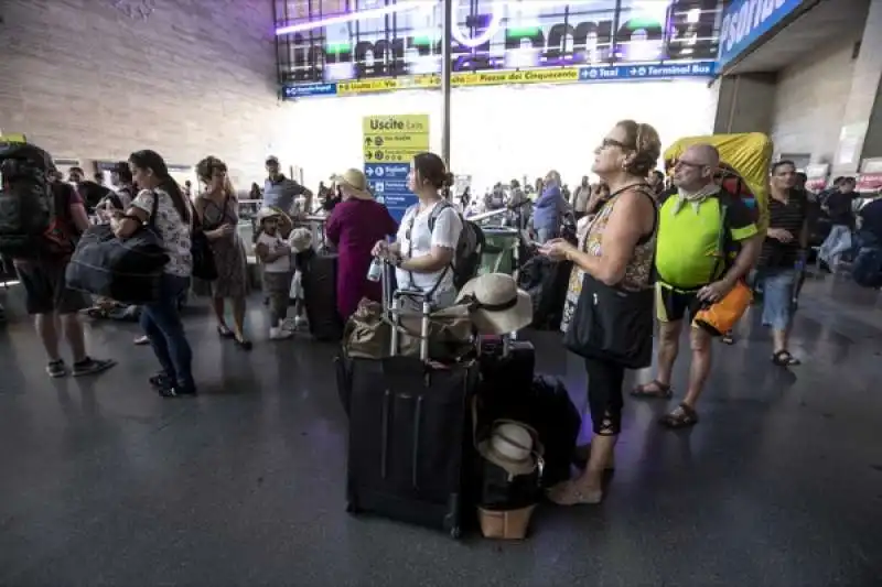 disagi e ritardi alla stazione termini dopo l'incendio a firenze rovezzano 7