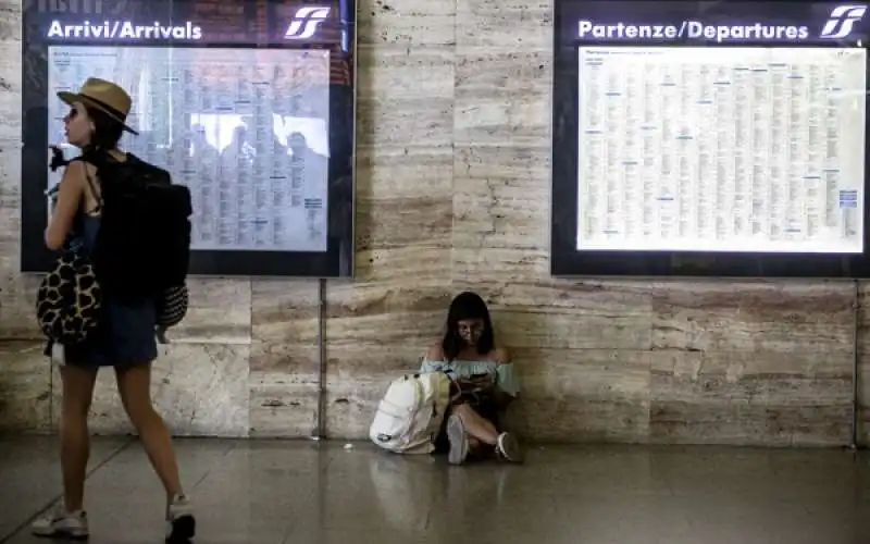 disagi e ritardi alla stazione termini dopo l'incendio a firenze rovezzano 70