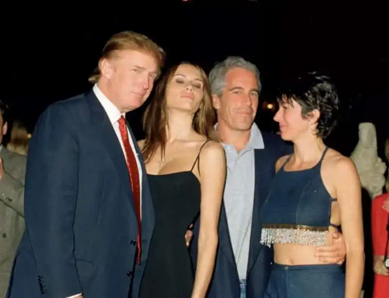 donald e melania trump con jeffrey epstein e la compagna ghislaine maxwell a mar a lago nel 2000