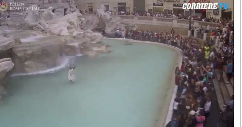 fontana di trevi lo show dell'uomo vestito da senatore romano 