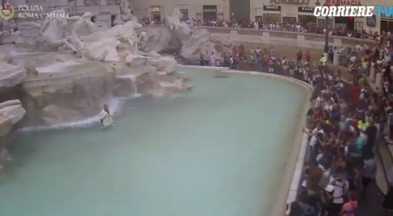 fontana di trevi lo show dell'uomo vestito da senatore romano 