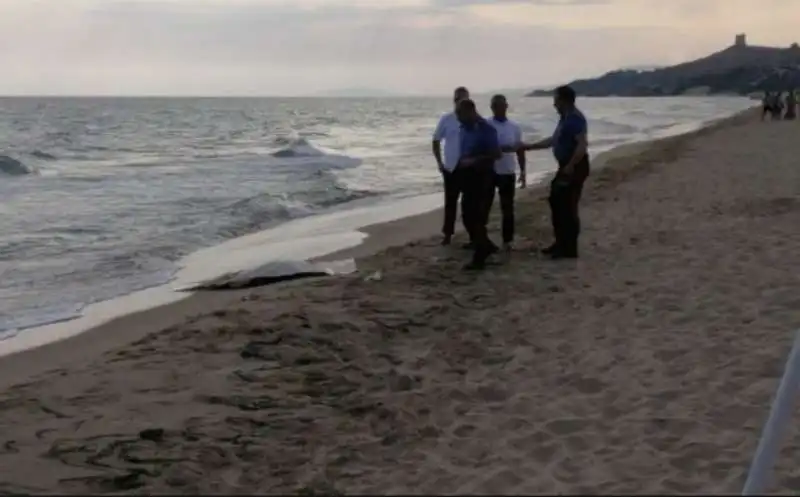 gela, cadavere in spiaggia senza testa e gambe 1