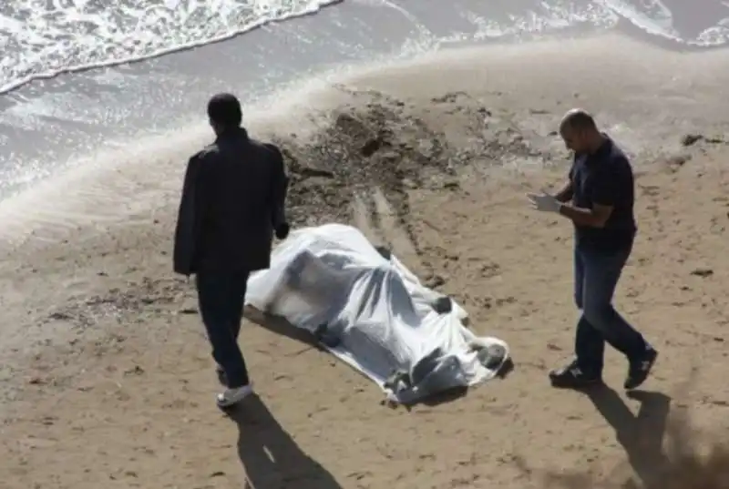 gela, cadavere in spiaggia senza testa e gambe 4