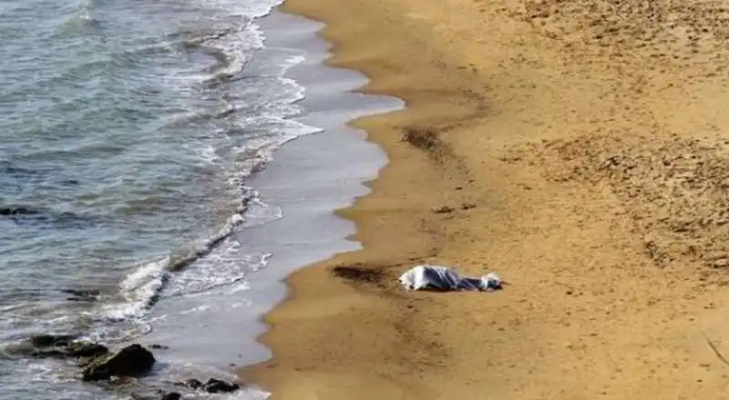 gela, cadavere in spiaggia senza testa e gambe 5