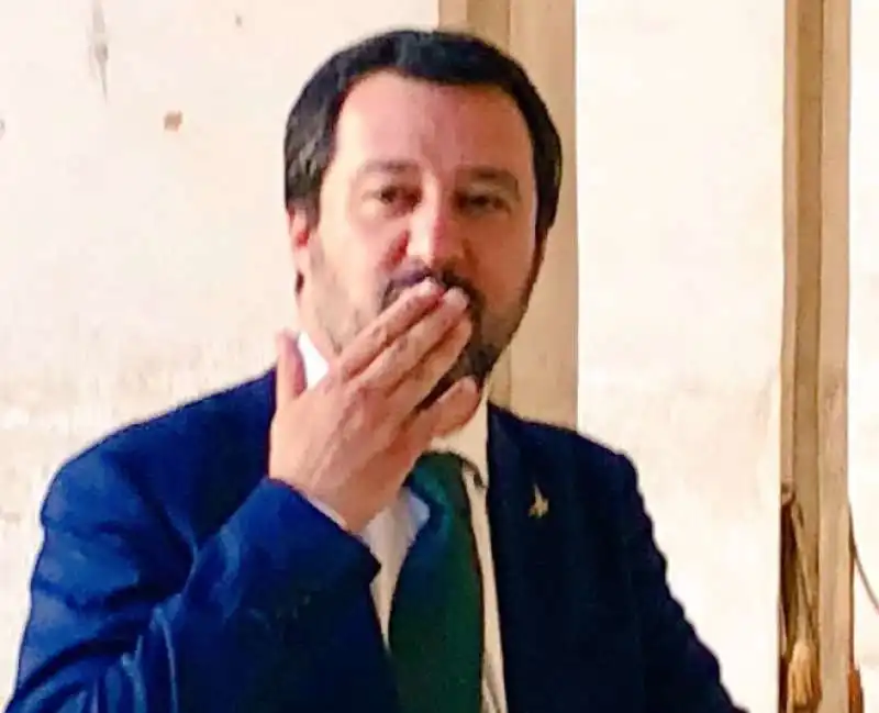 I BACIONI DI MATTEO SALVINI 