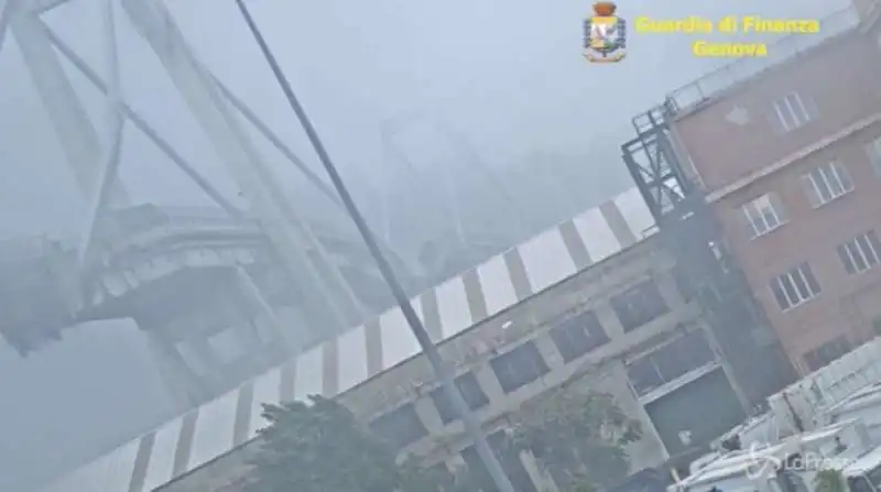 il nuovo video del crollo di ponte morandi 3