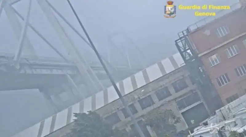 il nuovo video del crollo di ponte morandi 5