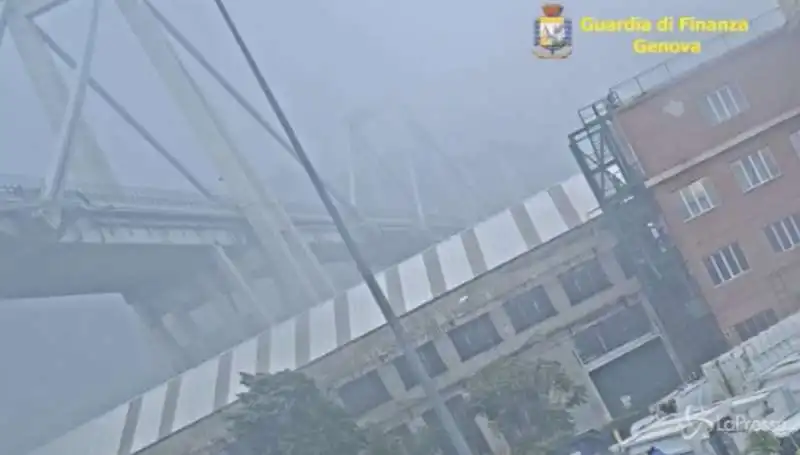 il nuovo video del crollo di ponte morandi 6